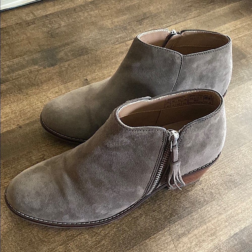 Vionic Cecily Suede Ankle Boots in stone sz 6